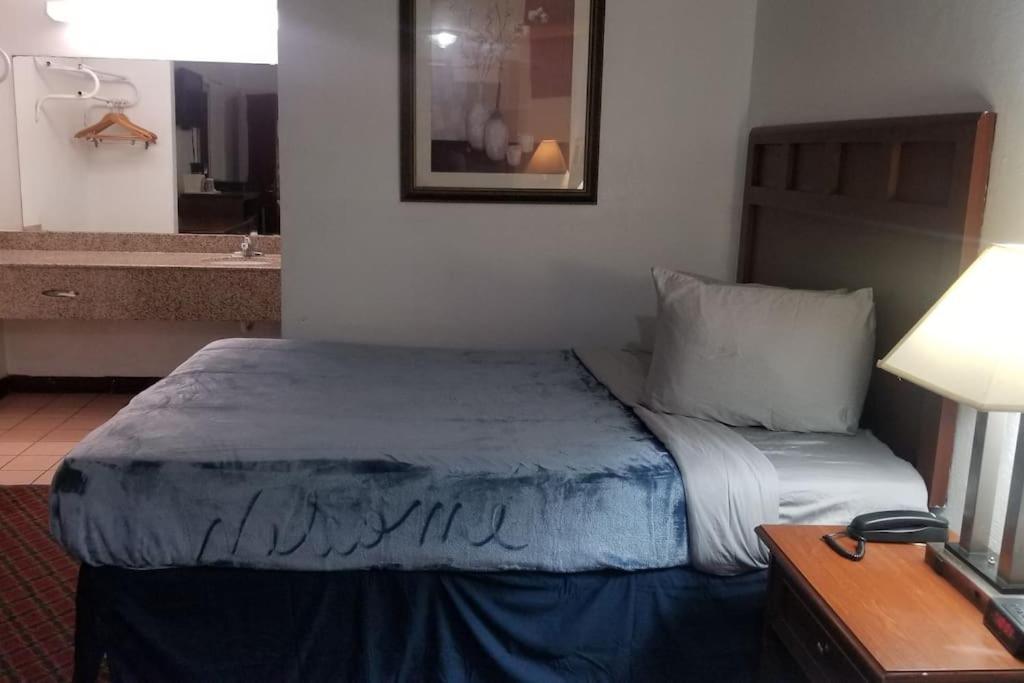 Hotel King Bed Hotel Room 120 Booking Stillwater Exterior photo
